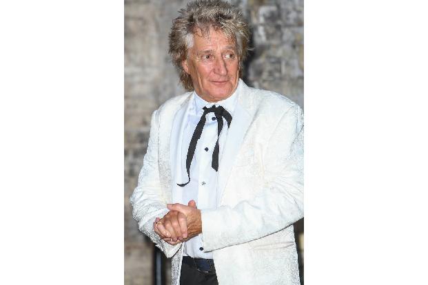 …alte Hasen wie Rod Stewart mussten sich erst an die Bühne gewöhnen. Er war zu beginn seiner Karriere in den 1960er Jahren so nervös, dass er manche Songs hinter einem Lautsprecher stehend sang. Und auch…