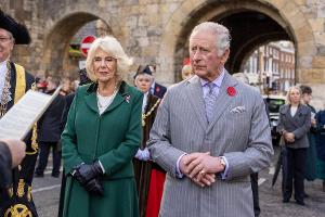 Charles und Camilla werden bei Besuch mit Eiern beworfen