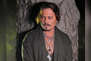 Fashion-Show von Rihanna: Johnny Depp zeigt sich im Pyjama im Wald
