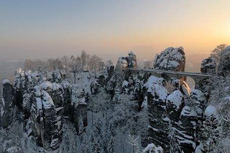 Durch die Bastei verläuft die Basteibrücke, über die man zur Felsenburg Neurathen gelangen kann, der größten Felsenburg der Region. 