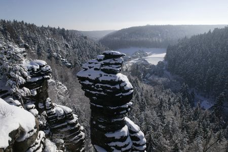 Die in Schnee gehüllte Landschaft verleiht der Aussicht etwas magisches.