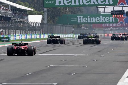 Die Startaufstellung zum Brasilien Grand Prix - Mercedes und Ferrari haben Weltmeister Max Verstappen überrumpelt - zumindest im Sprint von Brasilien. Silberpfeil-Pilot George Russell gewann am Samstag das Kurzrennen in Sao Paulo und sicherte sich damit den ersten Startplatz für den Grand Prix am Sonntag. Das ist die Startaufstellung: Die Startaufstellung zum Brasilien Grand Prix - Mercedes und Ferrari haben Weltmeister Max Verstappen überrumpelt - zumindest im Sprint von Brasilien. Silberpfeil-Pilot George Russell gewann am Samstag das Kurzrennen in Sao Paulo und sicherte sich damit den ersten Startplatz für den Grand Prix am Sonntag. Das ist die Startaufstellung: