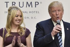 Donald Trump führt seine Tochter Tiffany zum Traualtar