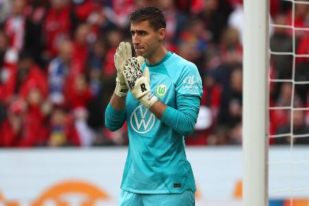 VfL Wolfsburg - TOR: Koen Casteels - Note: 1,5 - Eine Bank im VfL-Kasten. Starke Parade gegen Malen in der 21. Minute - der war nicht leicht zu halten. Klasse Reaktion bei einem Kopfball von Moukoko in Minute 55. Mit einer Riesentat gegen Guerreiro, auch wenn der Ball da schon im Aus war (75.).