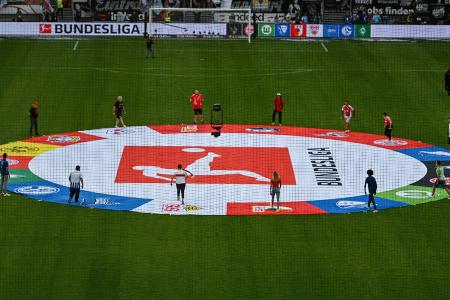 Das Halbjahres-Zeugnis der Bundesligisten - Wegen der Winter-WM in Katar endet das erste Halbjahr der Bundesliga-Saison 2022/2023 schon im November. Zeit für eine Zwischenbilanz nach 15 Spieltagen: Wie haben sich der FC Bayern, der BVB, der FC Schalke 04 und Co. geschlagen? Wer überzeugt, wer fällt durch? Das Halbjahres-Zeugnis zum Durchklicken: