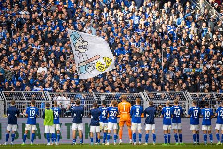 Platz 18: FC Schalke 04 | 9 Punkte | 13:32 Tore | Note: 5,0 - Der erste Halbjahr nach dem Wiederaufstieg dürften sich die Königsblauen ganz anders vorgestellt haben. Nur zwei Siege aus 15 Partien konnten nichts anderes bringen als die Rote Laterne, hinzu kam Unruhe durch die Abgänge von Trainer Frank Kramer und Manager Rouven Schröder. Immerhin: Unter dem neuen Coach Thomas Reis zeigte die Formkurve zuletzt leicht nach oben.