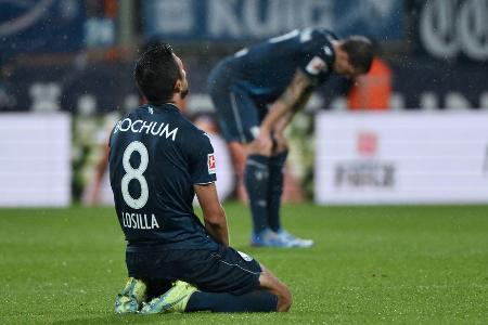 Platz 17: VfL Bochum | 13 Punkte | 14:36 Tore | Note: 4,5 - Das verflixte zweite Jahr: Nach einer überraschend starken Saison 2021/2022, die frühzeitig mit dem Klassenerhalt gekrönt wurde, lief beim VfL lange Zeit nichts mehr zusammen. Erst im Endspurt wachte Bochum auf, auch dank des Trainerwechsels. Unter Thomas Letsch wurden vier der letzten sieben Begegnungen gewonnen, das rettende Ufer ist wieder in Sichtweite.