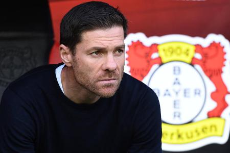Platz 12: Bayer Leverkusen | 18 Punkte | 25:26 Tore | Note: 4,5 - Ein über weite Strecken verkorkstes Halbjahr endete mit drei Siegen versöhnlich und bewahrte die Werkself vor einer noch schlechteren Bewertung. Ganz langsam scheint Trainer Xabi Alonso, der Gerardo Seoane beerbte, das Team in den Griff zu bekommen. Dennoch überwiegt bei den ambitionierten Leverkusenern nach 15 Spielrunden der Frust. Immerhin kommt Florian Wirtz nach Kreuzbandriss bald zurück.