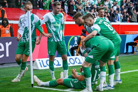 Platz 9: Werder Bremen | 21 Punkte | 25:27 Tore | Note: 2,5 - Die Bremer haben den Neustart in der Bundesliga bislang besser hinbekommen als Mitaufsteiger Schalke. Mit der mutigen Spielweise, die Trainer Ole Werner fordert, hat Werder viele enge Duelle für sich entschieden und fleißig gepunktet. Einer der Hauptdarsteller war dabei Torjäger Niclas Füllkrug. Aber: Defensiv ist der SVW zu anfällig, hinzu kommt die mäßige Ausbeute im heimischen Weserstadion.
