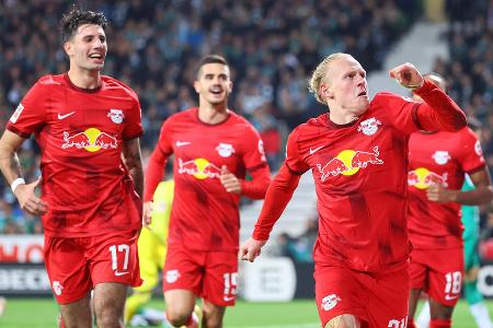 Platz 3: RB Leipzig | 28 Punkte | 30:21 Tore | Note: 3,0 - Einfache Mathematik: Die ersten sieben Spieltage waren in der Summe mangelhaft, die folgenden acht Begegnungen sehr gut. Entscheidenden Anteil an der Leipziger Aufholjagd vom Keller bis in die Spitzengruppe hatte Ex-BVB-Coach Marco Rose, der den Sachsen eine mutigere Spielweise eingeimpft hat. Sogar der Ausfall von Timo Werner wurde problemlos kompensiert.