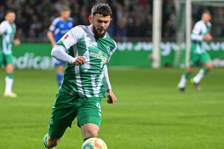 ANGRIFF: Oliver Burke (bis 60.) - Note: 5,0 - Vertrat den verletzten Füllkrug in der Sturmspitze der Gäste. Hing aber lange Zeit komplett in der Luft. Bekam aus vollem Lauf eine Top-Chance frei vor Neuer nicht aufs Tor (43.). Verlor ansonsten fast immer zu schnell die Bälle. Brachte nur drei Pässe zum Mitspieler.
