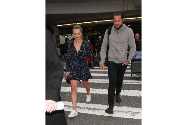 Margot Robbie ging bei ihrer Hochzeit mit Tom Ackerley so richtig auf Nummer Sicher: Nicht einmal die Gäste wussten zunächst, wo es hinging. Dennoch kursierten schon kurz nach der Zeremonie entspreche ...