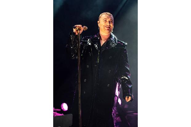 Wenn es um verrückte Geschenke steht, so dürfte das Präsent, welches Sänger Sam Smith vor Kurzem von seinem Kollegen Ed Sheeran erhielt, ganz vorn dabei sein. Der Brite schickte seinem Landsmann eine Penis-Statue aus Marmor, die… Wenn es um verrückte Geschenke steht, so dürfte das Präsent, welches Sänger Sam Smith vor Kurzem von seinem Kollegen Ed Sheeran erhielt, ganz vorn dabei sein. Der Brite schickte seinem Landsmann eine Penis-Statue aus Marmor, die…