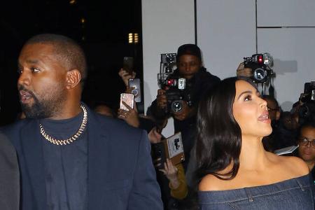 Selbstverständlich erwähnte der 2003 verstorbene Staranwalt auch, welch einen guten Fang sie mit ihrem Ehemann gemacht hatte, denn auch beim Schenken geht es Kanye West natürlich in erster Linie um Kanye West.