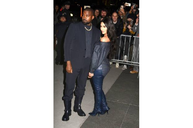 Noch einmal kurz zurück zu Kanye West und Kim Kardashian. Zur Hochzeit 2014 kaufte er seiner Frau 10 Burger-King-Filialen in Europa. Das ist zumindest…speziell.