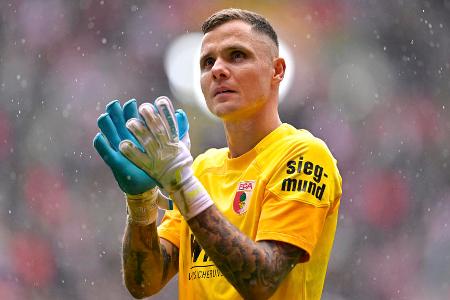Platz 14: FC Augsburg | 15 Punkte | 18:26 Tore | Note: 4,0 - Eine Halbserie mit Höhen und Tiefen, insgesamt dürfte bei den Fuggerstädtern aber keine Zufriedenheit herrschen. Der zwischenzeitliche Aufschwung im September ebbte nach und nach wieder ab, das Fehlen von Punktegarant Rafal Gikiewicz machte sich bemerkbar. Trotzdem hat der FCA unter Coach Enrico Maaßen Fortschritte gemacht, auch wenn die Resultate dies kaum widerspiegeln.