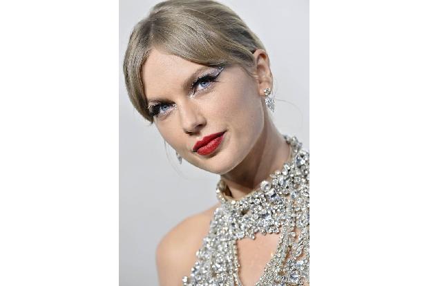 Auch Taylor Swift füllt gern Markenzeichen-Anträge aus. So hat sie sich die Namen ihrer Katzen für Merchendising-Zwecke schützen lassen, sowie einzelne Phrasen aus Songs.