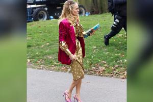 "And Just Like That...": Sarah Jessica Parker glänzt in Gold und Pink