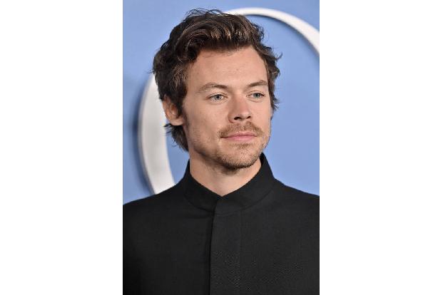 Es geht auch weniger nass und trotzdem peinlich. Als One Direction 2014 bei den Brit Awards auf die Bühne gerufen wurden, fehlte Harry Styles zunächst. Seine Kollegen standen minutenlang verlegen heru ...