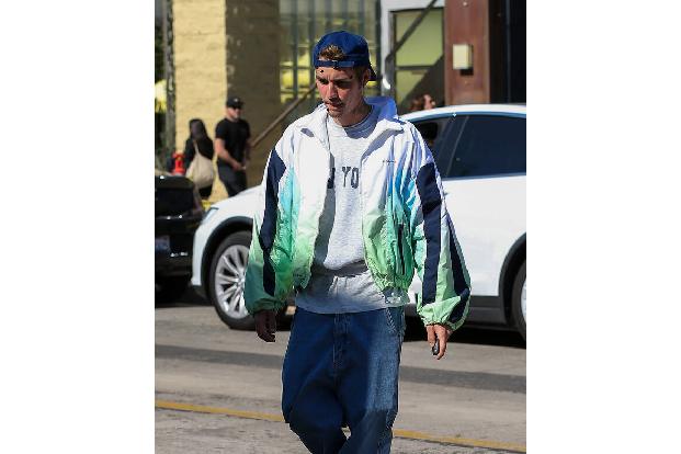 Justin Biebers Pfleger werden irgendwann wohl mal alle Hände voll zu tun haben mit dem Sänger, denn er hat sich jetzt schon kaum unter Kontrolle. Vor Kurzem wurde er beobachtet, wie er sich auf einem ...
