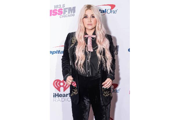 Dass Männer sich gern an den nächsten Zaun stellen, ist ja hinlänglich bekannt, doch Sängerin Kesha teilte einst ein Foto, welches sie mit heruntergezogenen Hosen mitten auf einem Bügersteig zeigte un ...