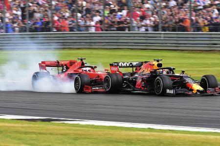 Vettel wird zum Rammbock - Beim Klassiker in Silverstone wird Vettel 2019 zum Rammbock. Nachdem der Ferrari-Fahrer von Max Verstappen überholt wird, kracht er dem Niederländer ins Heck. Die 10-Sekunden-Strafe verhindert eine Platzierung in den Punkten.