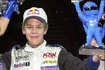 Kart als Grundlage - Sebastian Vettel wird am 3. Juli 1987 im hessischen Heppenheim geboren. Schon im zarten Alter von dreieinhalb Jahren darf er seine ersten Runden im Kart drehen. Im Jahr 2001 gewinnt Vettel die deutsche und europäische Jugendkartmeisterschaft. Bereits drei Jahre zuvor nimmt Red Bull den damals Elfjährigen in sein Förderprogramm auf.