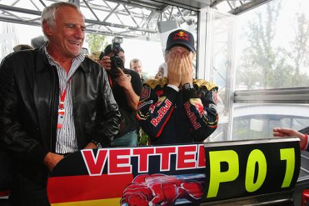 Weg zu den Roten Bullen - Drei Rennen später wechselt Vettel zum Red-Bull-Schwester-Rennstall Toro Rosso, wo er Scott Speed ersetzt. Beim China-GP fährt der Youngster von Platz 17 auf Rang vier. Nach weiteren guten Leistungen darf sich Vettel ein Jahr später in Monza über seine erste Pole Position und den ersten Rennsieg freuen. Er wird damit zum jüngsten Fahrer auf Startplatz eins und zum jüngsten F1-GP-Sieger. Ein Rekord, den Max Verstappen erst acht Jahre später bricht.