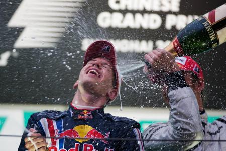 Der Weg zur Vizeweltmeisterschaft - Zur Saison 2009 steigt Vettel ins Cockpit von Red Bull. Im dritten Grand Prix für seinen neuen Rennstall feiert er in China die zweite Pole seiner Karriere und schließlich auch den zweiten Sieg seiner Laufbahn. Für Red Bull Racing ist es der erste Sieg, der im Nachgang ausgiebig gefeiert wird. Am Ende der Saison wird Vettel sogar Vizeweltmeister. Jenson Button im Brawn-Mercedes schnappt sich den Titel.