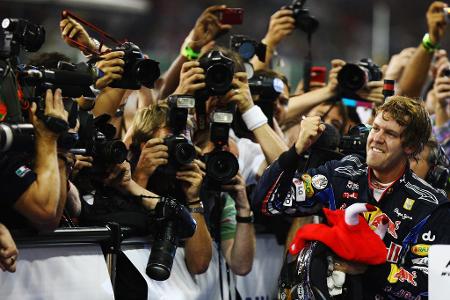 2010: Erste Weltmeisterschaft und ein Rekord - Doch Vettel muss nicht lange warten. Eine Saison später setzt sich der Heppenheimer selbst die Krone auf. Mit dem Titelgewinn wird Vettel im Alter von 23 Jahren und 134 Tagen jüngster Formel-1-Weltmeister der Geschichte.