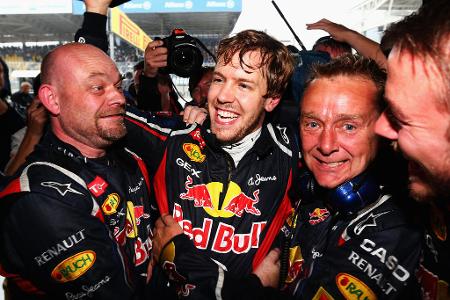 2012: Dritter Titel - Bei geradezu klassischem Regenfall in Brasilien entscheidet am Ende fast ein Fotofinish über den neuen Weltmeister. Nach einer furiosen Aufholjagd landet Vettel auf Rang sechs, sein ärgster Konkurrent, Fernando Alonso, wird Zweiter und bleibt damit winzige drei Punkte hinter dem Deutschen.