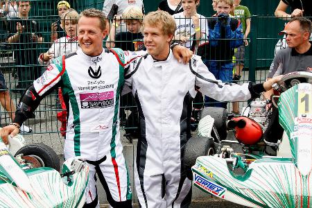 Auf den Spuren von Vorbild Schumi - Vettel wird zum jüngsten Fahrer, der drei Mal in Folge die Fahrerweltmeisterschaft gewinnt und stellt damit einen Rekord von Michael Schumacher und Juan Manuel Fangio ein. Überhaupt ist Schumacher das große Vorbild des Heppenheimers. Vettel bewundert den Ehrgeiz des Kerpeners und den 100-prozentigen Einsatz. Beide verbindet ihre Leidenschaft und ihre enge Beziehung zum Kartsport.