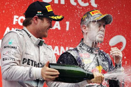 2013: Der vierte (und letzte) Titel - In der Saison 2013 sichert sich Vettel zum Jahresende hin mit fünf Siegen in Folge erneut den Weltmeister-Titel. Sein Sieg beim Grand Prix von Indien bedeutet die vierte Weltmeisterschaft in Folge, die Vettel mit seinem deutschen Kollegen Nico Rosberg gebührend feiert. Seine insgesamt neun Rennsiege in Folge bedeuten, dass er den Rekord von Alberto Ascari einstellt.