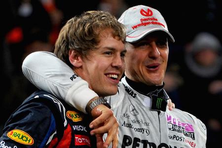 Kopf an Kopf - Während Teamkollege Marc Webber im Jahr 2013 ohne Sieg bleibt, zieht Vettel dank seiner 13 Saisonerfolge mit Michael Schumacher gleich. Der Heppenheimer wird von der internationalen Presse zu Europas Sportler des Jahres gewählt. 2014 verläuft derweil ernüchternd, sein neuer Teamkollege Daniel Ricciardo schneidet am Ende besser ab. Das Kapitel Red Bull wird zum Ende des Jahres 2014 beendet.