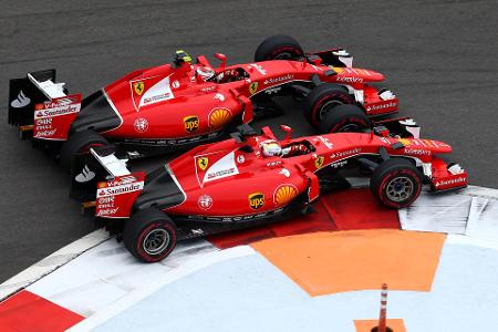Ferrari: Eine neue Ära - 2015 wechselt Vettel zu Ferrari und wird Kollege von Kimi Räikkönen. Im zeitweise engen und hitzig geführten Duell mit dem Finnen wird Vettel am Ende Weltmeisterschaftsdritter und setzt sich teamintern mit 278 Punkten zu 150 Punkten durch. In Singapur gelingt Vettel ein Start-und-Ziel-Sieg, zuvor war Ferrari 61 Rennen in Folge ohne Pole Position geblieben.