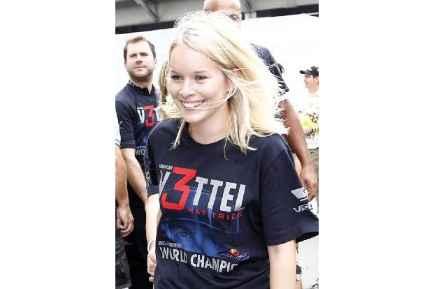 Privates - Seit Schulzeiten ist Vettel mit seiner späteren Frau Hanna Sprater zusammen. Die beiden haben zwei Töchter (geboren 2014 und 2015) und einen Sohn (2019). Der viermalige Weltmeister schottet seine Familie größtenteils von der Öffentlichkeit ab und lebt mit ihr in der Schweiz.