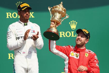Top-Start - Doch Vettel verbockt es selbst - 2018 soll alles anders werden. Der Ferrari SF71H ist konkurrenzfähig wie seit Jahren nicht, Vettel und Hamilton ringen beide um den fünften WM-Titel ihrer Karriere. Ausgerechnet im Hamilton-Land Großbritannien sichert sich Vettel den Platz ganz vorne und untermauert seine WM-Führung. Nur ein Rennen später auf dem Hockenheimring dann das Fiasko. Vettel verliert die Kontrolle über sein Auto, der Brite gewinnt und dominiert die zweite Jahreshälfte fortan.