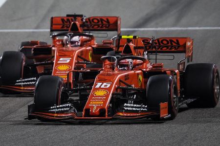 Die große Enttäuschung zum Ferrari-Abschied - Auch an der Seite von Charles Leclerc feiert Sebastian Vettel in den zwei Folgejahren keine Erfolge mehr. 2020 wird mit Platz 13 in der Fahrerwertung gar zum Fiasko für den Heppenheimer, das Kapitel bei Ferrari endet mit einer großen Enttäuschung. Nicht wenige Experten raten ihm zum Karriereende.