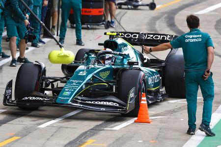 Abschied nach der Saison 2022 - Auch im zweiten Jahr läuft es für Vettel bei Aston Martin nur selten nach Plan. Am 28. Juli 2022 verkündet der Heppenheimer schließlich, was schon lange gemunkelt wurde: Nach der Saison 2022 ist Schluss! 'Ich habe lange darüber nachgedacht. Und am Ende des Jahres will ich mir noch ein-mal mehr Zeit nehmen, um darüber nach-zudenken, worauf ich mich als nächstes konzentrieren möchte', sagt Vettel.