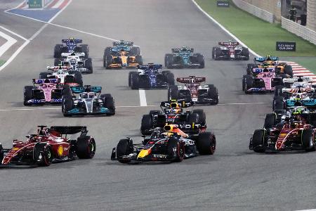 Das ist das Formel-1-Fahrerfeld 2023 - Williams war das letzte Formel-1-Team, das noch ein Cockpit für die neue Saison zu vergeben hatte. Dieses sicherte sich der US-Amerikaner Logan Sargeant. Mick Schumacher wird damit definitiv im kommenden Jahr nicht als Stammfahrer in der Königsklasse fahren. Ein Pilot hält aber die deutsche Fahne hoch. Diese 20 Fahrer gehen 2023 in der F1 an den Start: Das ist das Formel-1-Fahrerfeld 2023 - Williams war das letzte Formel-1-Team, das noch ein Cockpit für die neue Saison zu vergeben hatte. Dieses sicherte sich der US-Amerikaner Logan Sargeant. Mick Schumacher wird damit definitiv im kommenden Jahr nicht als Stammfahrer in der Königsklasse fahren. Ein Pilot hält aber die deutsche Fahne hoch. Diese 20 Fahrer gehen 2023 in der F1 an den Start: