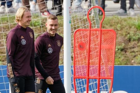 DFB-Training mit Mädchen als FIFA-Nebelkerze DFB-Training mit Mädchen als FIFA-Nebelkerze