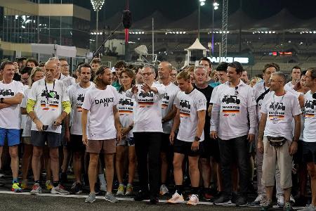 Emotionale Verabschiedung im Paddock - In Abu Dhabi steht Vettel ein letztes Mal im Mittelpunkt. Fahrer und Funktionäre tragen Shirts mit 'Danke Seb'-Aufdrucken. In seinem letzten Rennen kommt Vettel auf Platz 10 ins Ziel und holt seinen letzten WM-Punkt.