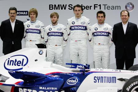 Debüt im Sauber - Nach seinem Wechsel in den Formelsport im Jahr 2003 überzeugt Vettel im Rennstall von Mücke Motorsport und wird 2004 Meister der Formel BMW. Danach geht es in die Formel 1, wo er als Test- und Ersatzfahrer bei Sauber beginnt. Am 17. Juni 2007 gibt er beim Rennen in Indianapolis sein F1-Debüt für den verletzten Robert Kubica. Vettel wird Achter (!) und mit 19 Jahren und 350 Tagen zu diesem Zeitpunkt zum jüngsten Fahrer, der in die Punkteränge fährt.
