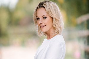 Beliebte Händlerin zeigt ihre Juwelen im Spitzen-Top