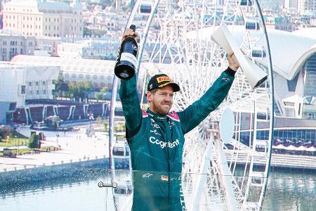 Neustart bei Aston Martin - 2021 fährt Vettel für den britischen Rennstall Aston Martin, das im Vorjahr als Racing Point für Furore gesorgt hat. Die Rehabilitation gelingt Vettel jedoch nicht auf Anhieb, schon nach den ersten Rennen hagelt es Kritik. Die (kurzzeitige) Wiederauferstehung feiert der Heppenheimer in Baku, als er bei schwierigen Bedingungen Zweiter wird.