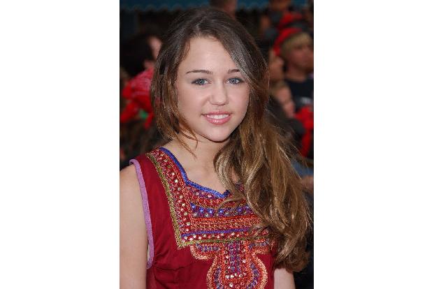 Miley Cyrus ist 30 Jahre alt. Es scheint ein langer Weg vom Teenie-Star in 'Hannah Montana' zur rauchigen Rock-Röhre, doch Miley, die Tochter des Rockstars Billy Ray Cyrus, brach quasi über Nacht mit ihrem sauberen Image, als sie… Miley Cyrus ist 30 Jahre alt. Es scheint ein langer Weg vom Teenie-Star in 'Hannah Montana' zur rauchigen Rock-Röhre, doch Miley, die Tochter des Rockstars Billy Ray Cyrus, brach quasi über Nacht mit ihrem sauberen Image, als sie…