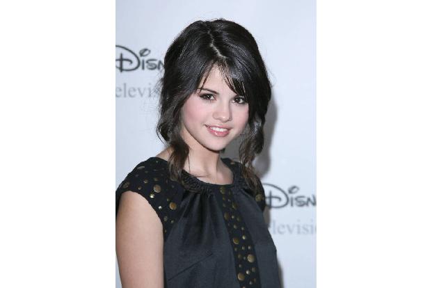 Selena Gomez ist dabei, seit sie 10 Jahre alt ist. Von 2002 bis 2004 spielte sie in der Kinderserie 'Barney & Friends' mit, wurde als Teenager zum Star in der Disney-Serie 'Die Zauberer vom Waverly Pl ...