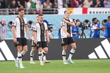 Deutschland vs. Japan: Noten und Einzelkritik - Am Mittwochmittag bestritt die deutsche Fußball-Nationalmannschaft ihr erstes Spiel bei der WM in Katar. Gegen Japan setzte es für das Team von Bundestrainer Hansi Flick trotz Führung eine bittere 1:2-Pleite. Damit droht nach 2018 erneut das Vorrunden-Aus. Alle DFB-Stars in der Einzelkritik: Deutschland vs. Japan: Noten und Einzelkritik - Am Mittwochmittag bestritt die deutsche Fußball-Nationalmannschaft ihr erstes Spiel bei der WM in Katar. Gegen Japan setzte es für das Team von Bundestrainer Hansi Flick trotz Führung eine bittere 1:2-Pleite. Damit droht nach 2018 erneut das Vorrunden-Aus. Alle DFB-Stars in der Einzelkritik: