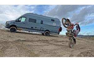 Offroad-Camper mit Motorrad-Garage