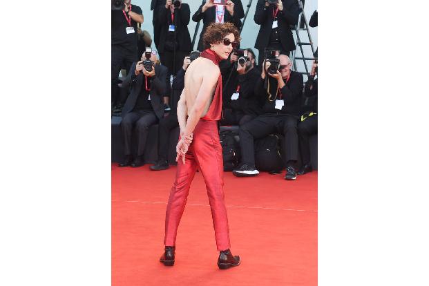 Welcher Mann kann schon Rücken frei tragen? Die Antwort: Timothée Chalamet. Er hat die Möglichkeiten des roten Teppichs für Männer neu definiert.